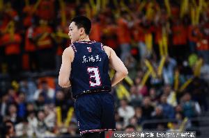 开云体育官网-稳稳当当！胡明轩上半场6中4得10分1板6助1断 三分4中2