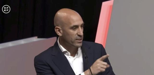 开云体育-中国官网登录入口-西足协主席拒绝被宣布的辞职，自曝接吻全过程