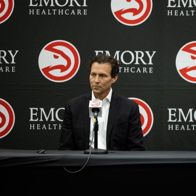 正式亮相老鹰！施耐德：季中上任有挑战 这里适合我