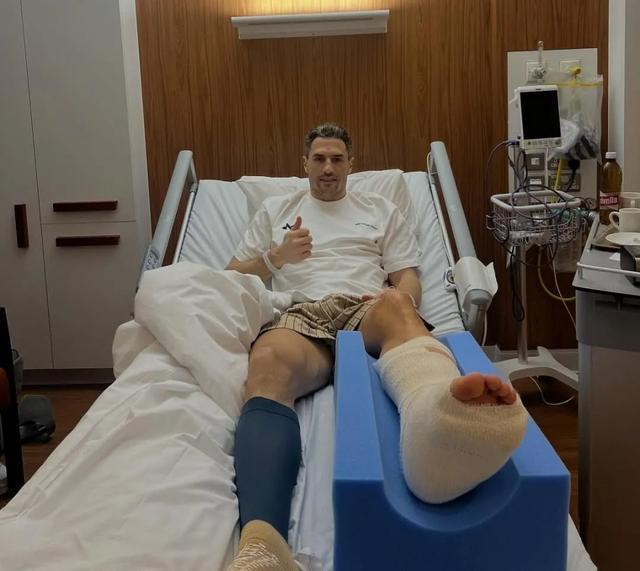 躲过英超的飞铲,还要躲中东的导弹?纽卡球星的硬核养伤之旅!